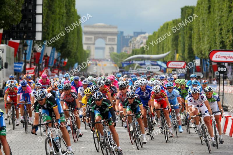 Peloton at Champs-Elysees007p.jpg